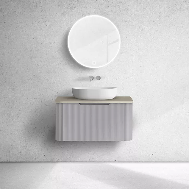 Nábytek s drážkovanými čely do koupelny