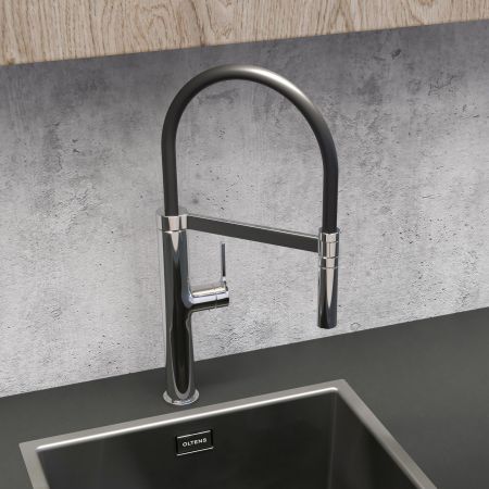 Oltens Borga stehende Küchenarmatur mit ausziehbarem Auslauf Chrom/schwarz 35207100