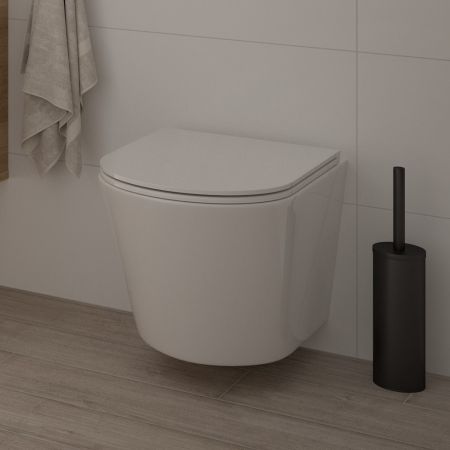 Satz Oltens Jog Kort wandmontiertes PureRim-Toilettenbecken mit langsam schließendem Toilettensitz Ovan Slim 42029000